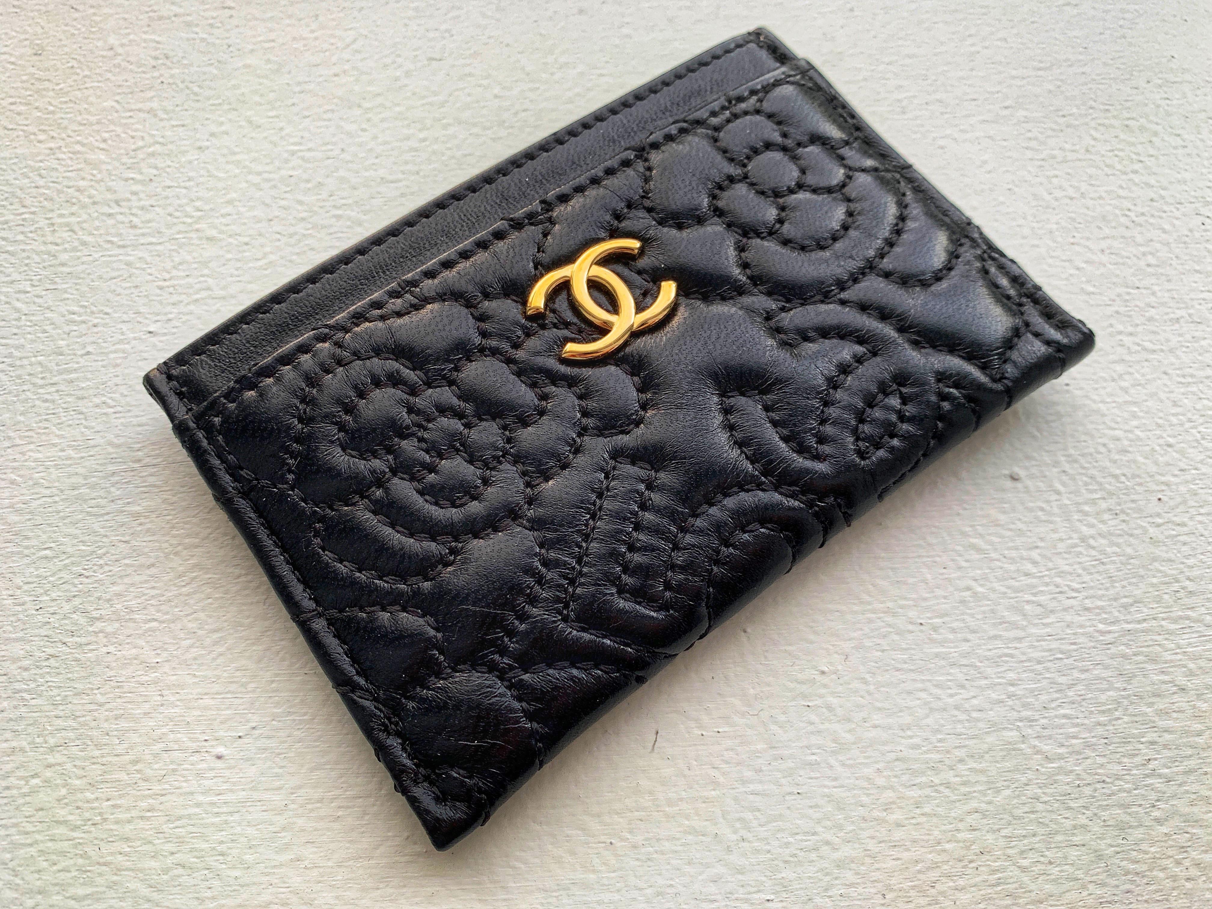Accessories to look stylish at work: Chanel card holder (review) - Poli  Arias - Brand, Image and Etiquette